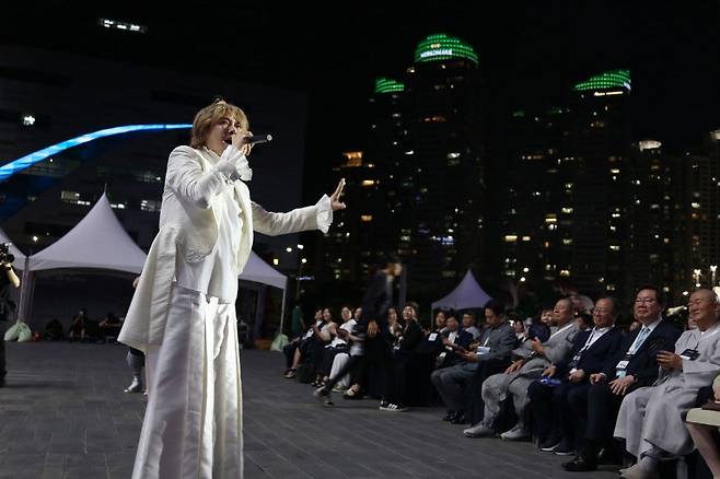 가수 김장훈이 지난해에 이어 ‘하나뿐인지구영상제’ 개막 공연을 진행했다. /사진=하나뿐인지구영상제 조직위원회 제공