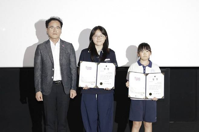 환경 포스터 공모전에서 부산시장상을 수상한 학생들의 모습 /사진=하나뿐인지구영상제 조직위원회 제공