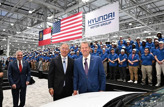 (서울=뉴스1) = 정의선 현대차그룹 회장과 브라이언 켐프(Brian P. Kemp) 조지아 주지사가 26일(현지시간) 미국 조지아주 엘라벨에 위치한 ‘현대자동차그룹 메타플랜트 아메리카(Hyundai Motor Group Metaplant America, HMGMA)’ 준공식에 참석해 생산된 아이오닉 5 차량에 서명 후 기념촬영을 하고 있다. (현대차그룹 제공, 판매 및 DB 금지) 2025.3.27/뉴스1 Copyright (C) 뉴스1. All rights reserved. 무단 전재 및 재배포, AI학습 이용 금지. /사진=(서울=뉴스1)