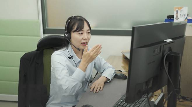삼성전자서비스 상담사가 수어로 상담을 진행하고 있다./ 사진=삼성전자서비스