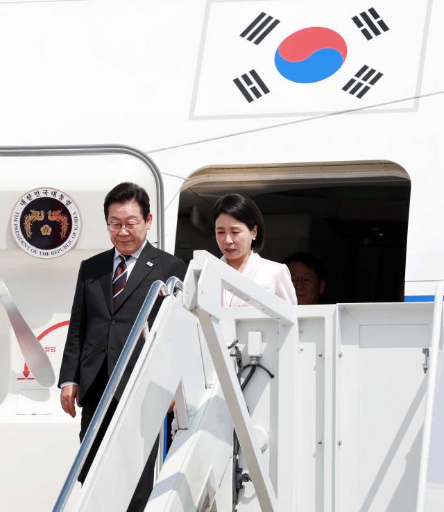 이재명 대통령과 김혜경 여사가 24일(현지시간) 미국 워싱턴DC 인근 앤드루스 합동기지에 도착해 공군 1호기에서 내리고 있다. 연합뉴스