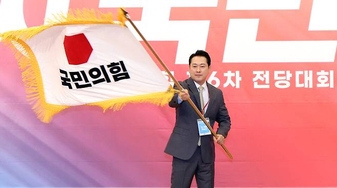 장동혁 국민의힘 대표가 26일 서울 여의도 국회도서관에서 열린 제6차 전당대회 결선에서 당 대표로 선출된 뒤 당기를 흔들고 있다. ⓒ 국회사진기자단