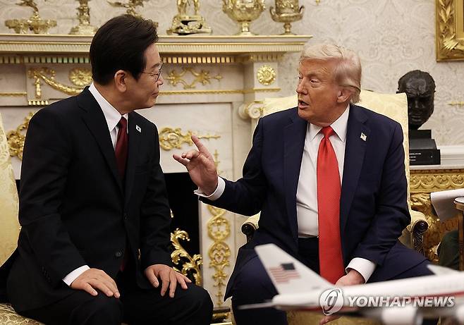 한·미 대통령, 정상회담 (워싱턴=연합뉴스) 한상균 기자 = 이재명 대통령과 도널드 트럼프 미국 대통령이 25일(현지시간) 미국 워싱턴DC 백악관에서 정상회담을 하고 있다. 2025.8.26 xyz@yna.co.kr