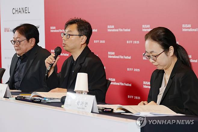 다음 달 개막 앞둔 부산국제영화제 (부산=연합뉴스) 박성제 기자 = 26일 오전 제30회 부산국제영화제 개막을 앞두고 부산 영화의전당 시네마운틴에서 열린 개최 기자회견에서 정한석 부산국제영화제 집행위원장이 발언하고 있다. 왼쪽부터 박광수 부산국제영화제 이사장, 정한석 집행위원장, 박가언 수석 프로그래머.
다음 달 17일부터 열흘 동안 열리는 영화제에서는 328편의 작품이 상영된다. 2025.8.26 psj19@yna.co.kr