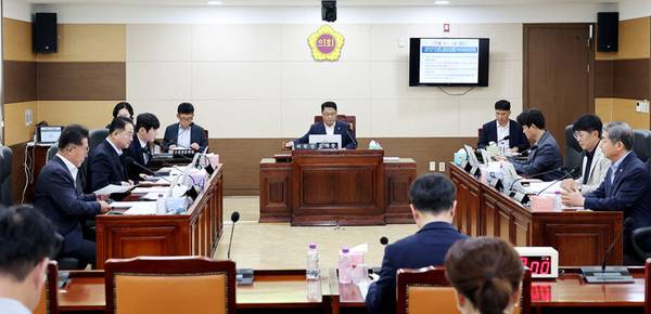 제303회 인천시의회 임시회 제1차 건설교통위원회가 27일 건설교통위원회 회의실에서 열리고 있다. 2025.8.27 /인천시의회 제공