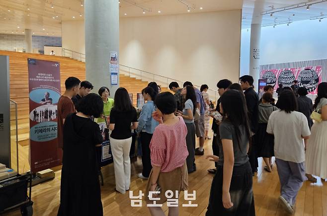 지난 24일 국립아시아문화전당 예술극장 극장1에서 베르나르 베르베르의 신작 소설 '키메라의 땅'을 바탕으로 한 클래식 공연이 열렸다. 관객들이 사인회를 기다리고 있는모습. /정유진 기자