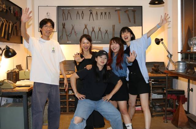 문찬미(오른쪽) 사진가가 옛 동료인 훌라(HOOLA) 멤버들과