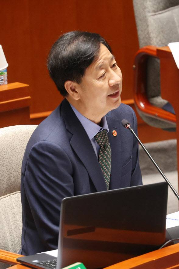 구윤철 경제부총리 겸 기획재정부 장관이 27일 국회 예산결산특별위원회 전체회의에서 위원 질의에 답하고 있다. (사진=연합뉴스)