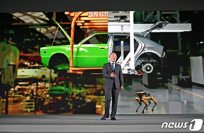 정의선 현대자동차그룹 회장이 2023년 11월 현대자동차 울산공장 내 전기차(EV) 신공장 부지에서 열린 울산 EV 전용공장 기공식에서 기념연설을 하고 있다. (현대차 제공) 2023.11.13/뉴스1