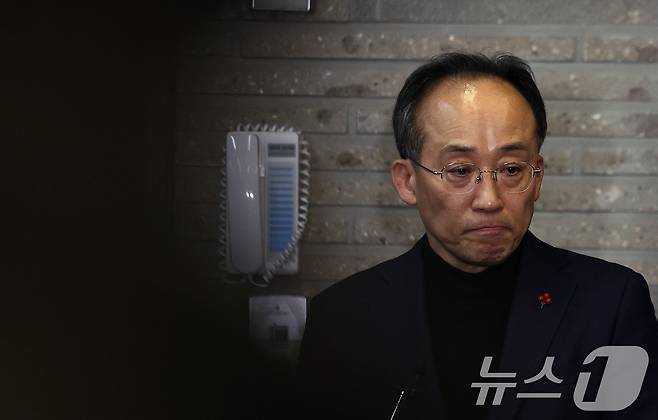 추경호 국민의힘 원내대표가 2024년 12월 4일 새벽 서울 여의도 중앙당사에서 윤석열 대통령의 비상계엄 선포 관련 긴급 의원총회를 마치고 취재진 질문을 듣고 있다. 2024.12.4/뉴스1 ⓒ News1 구윤성 기자