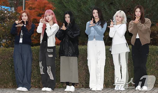 케플러 휴닝바히에(왼쪽부터)와 김채현, 김다연, 샤오팅, 히카루, 최유진이 음악방송 '뮤직뱅크'(뮤뱅) 녹화를 위해 15일 오전 서울 영등포구 KBS 별관에 도착해 인사를 하고 있다. 2024.11.15/뉴스1 ⓒ News1 권현진 기자