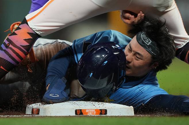 탬파베이 레이스 김하성이 지난 17일(한국시각) 오라클파크에서 열린 샌프란시스코 자이언츠전에서 9회 좌전안타를 치고 나간 뒤 2루 도루 후 헌터 페두시아의 포수 병살타 때 3루를 욕심내다 태그아웃되고 있다. Imagn Images연합뉴스