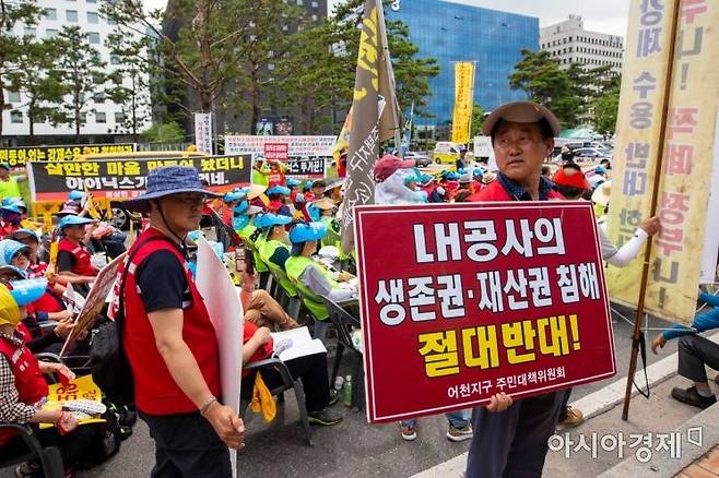 2019년 서울 여의도 산업은행 인근에서 공공주택지구연합 소속 관계자들이 3기 신도시 철회를 촉구하며 규탄대회를 하고 있다./강진형 기자aymsdream@