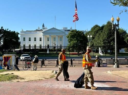 26일 백악관 주변에서 쓰레기 줍는 주방위군. 엑스(X) 캡처. 연합뉴스
