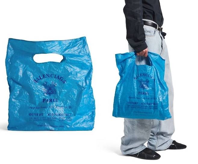 발렌시아가(BALENCIAGA)가 종량제 봉투를 연상케 하는 가방을 147만원에 출시해 논란이 일고 있다. 사진=발렌시아가 홈페이지