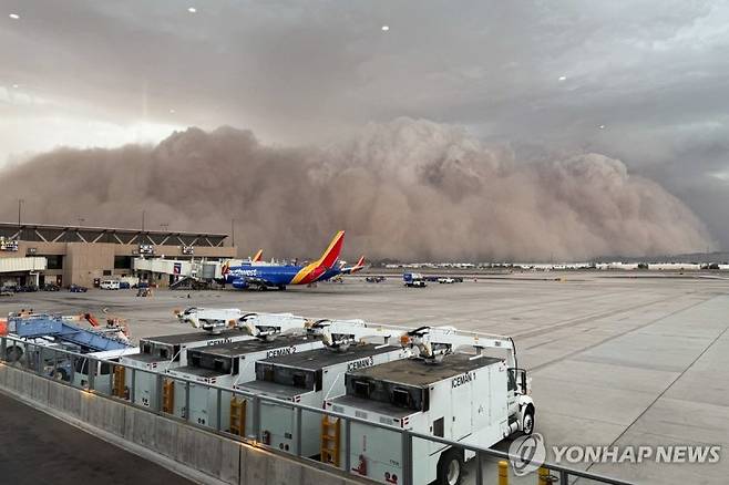 지난 25일 미 애리조나주 피닉스 스카이하버 국제공항에 덮친 모래폭풍 /사진=연합뉴스