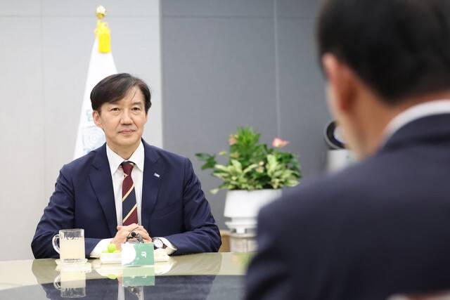 조국 조국혁신당 혁신정책연구원장이 27일 오전 전남 담양군청에서 조국혁신당 출신의 정철원 담양군수와 대화를 나누고 있다. 연합뉴스