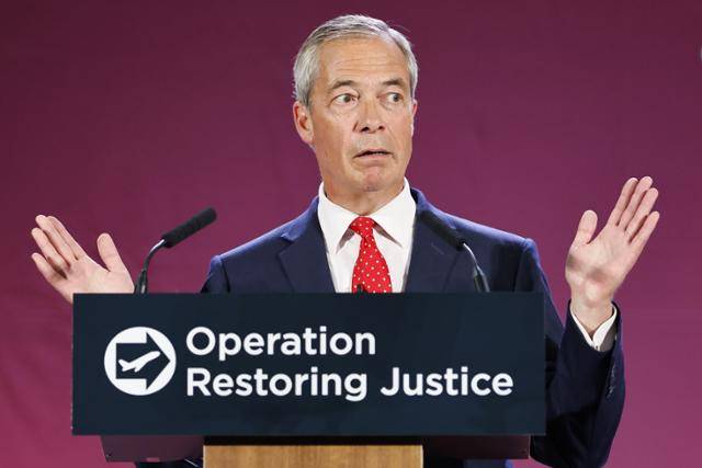 나이절 패라지 영국개혁당 대표가 26일 영국 키들링턴의 옥스퍼드 공항에서 집권 시 망명 신청자들을 추방하겠다는 계획을 발표하고 있다. 키들링턴=EPA 연합뉴스