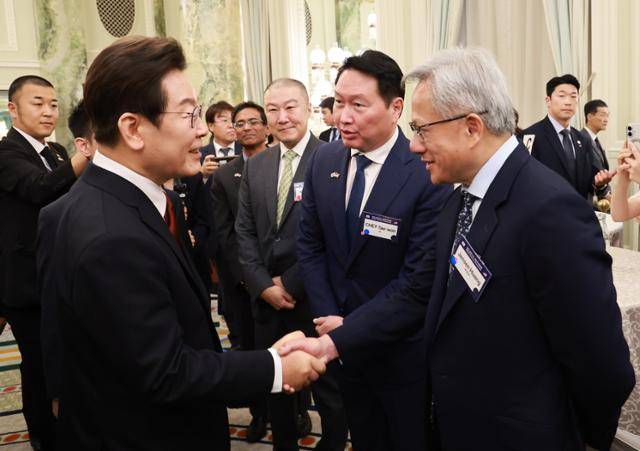 이재명 대통령이 25일 미국 워싱턴DC 윌라드 인터콘티넨탈 호텔에서 열린 한미 비즈니스 라운드테이블 리셉션에 참석해 젠슨 황 엔비디아 최고경영자와 악수하고 있다. 워싱턴DC=연합뉴스