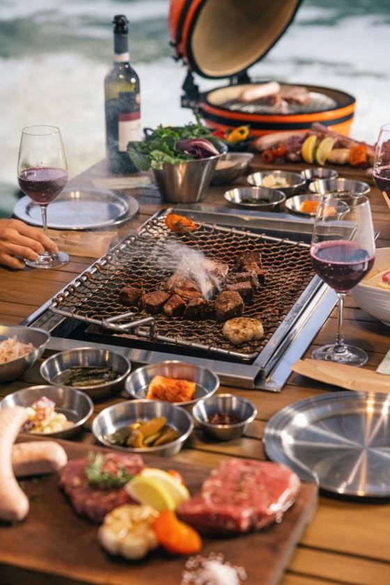 HDC리조트 오크밸리의 프리미엄 바비큐 레스토랑 그릴 앤 시즐에서 바비큐와 완벽히 어울릴 다채로운 와인을 선보인다. 사진 HDC리조트