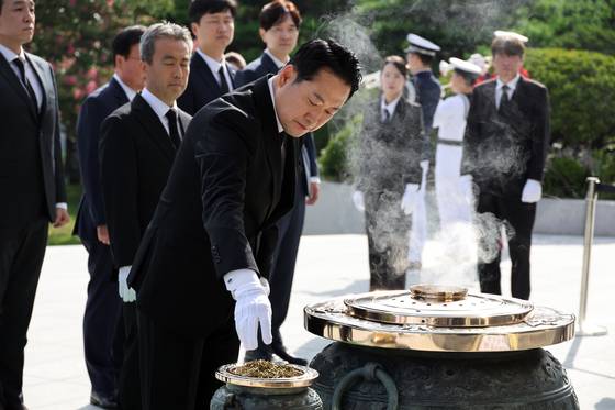 장동혁 국민의힘 신임 당대표가 27일 오전 서울 동작구 국립서울현충원 현충탑을 참배하고 있다. 김성룡 기자