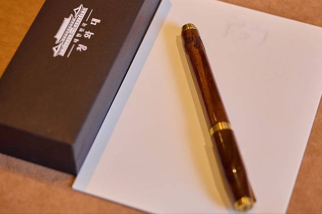 대통령실이 25일(현지시간) 공개한 한미 정상회담을 위해 이재명 대통령이 준비한 선물. 명장이 제작한 금속 거북선, 국산 골드파이브 수제 맞춤형 퍼터, 카우보이 마가 모자, 펜 등이다. 펜은 선물이 아닌 이 대통령의 서명용이었지만 트럼프 대통령의 요청으로 즉석에서 선물했다. /사진=대통령실 제공