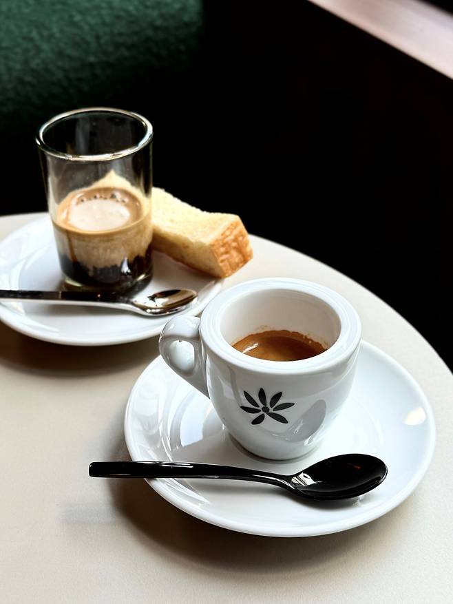 (왼쪽부터) 에스프레소 "콩"파냐와 기본 에스프레소. 사진=박소윤