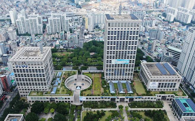 부산시(중간)와 부산시의회(오른쪽)