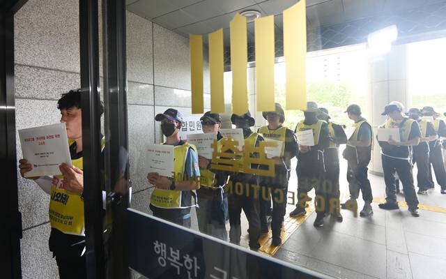 고발장 들고 줄지어 선 노조 : 금속노조 현대제철비정규직지회 노조원들이 27일 오전 서울 서초구 대검찰청에서 현대제철을 상대로 한 1890명 노조원 명의의 집단 고소장을 들고 청사로 들어가고 있다. 윤성호 기자