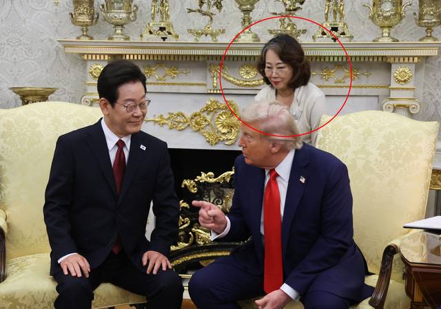 이재명 대통령이 25일(현지시간) 미국 워싱턴 DC 백악관 오벌오피스에서 도널드 트럼프 미국 대통령과 한미 정상회담을 하고 있다. 미 국무부 통역관인 이연향 교수가 두 대통령의 대화를 통역하고 있다. 연합뉴스