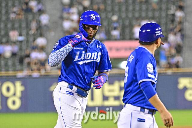 26일 서울 잠실야구장에서 열린 '2025 신한 SOL BANK KBO리그' 삼성 라이온즈와 두산 베어스 경기. 삼성 디아즈가 7회초 1사 1루에 투런포를 친 후 그라운드를 돌고 있다./잠실 = 한혁승 기자