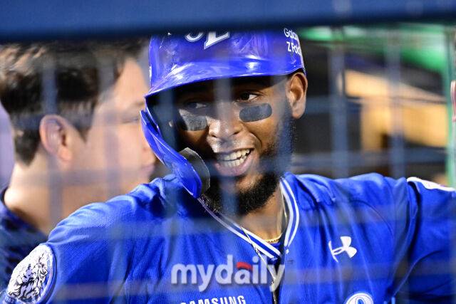 26일 서울 잠실야구장에서 열린 '2025 신한 SOL BANK KBO리그' 삼성 라이온즈와 두산 베어스 경기. 삼성 디아즈가 7회초 1사 1루에 투런포를 친 후 기뻐하고 있다./잠실 = 한혁승 기자