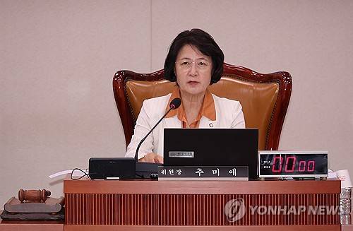 발언하는 추미애 위원장 (서울=연합뉴스) 박동주 기자 = 26일 서울 여의도 국회에서 열린 법제사법위원회 전체회의에서 추미애 위원장이 발언하고 있다. 2025.8.26 pdj6635@yna.co.kr