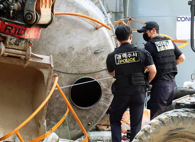 21일 오후 전남 순천시 한 레미콘공장에서 간이탱크 청소작업 중이던 작업자들이 의식 불명 상태에 빠지는 사고가 발생했다. 경찰과학수사대가 현장 조사하고 있다. 연합뉴스