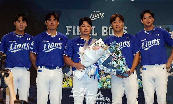 한미일 통산 549세이브를 자랑하는 '끝판왕'이 오승환(가운데)이 7일 오후 인천 연수구 한 호텔에서 은퇴 기자회견을 갖고 팀동료 원태인(왼쪽부터), 김재윤, 강민호, 구자욱에게 꽃다발을 받고 있다. 인천=황진환 기자