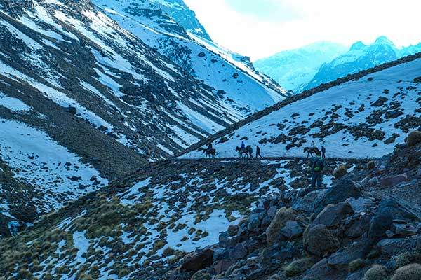 산행 첫날. 등로에는 말을 타고 산장까지 오르는 이들이 무척 많았다.