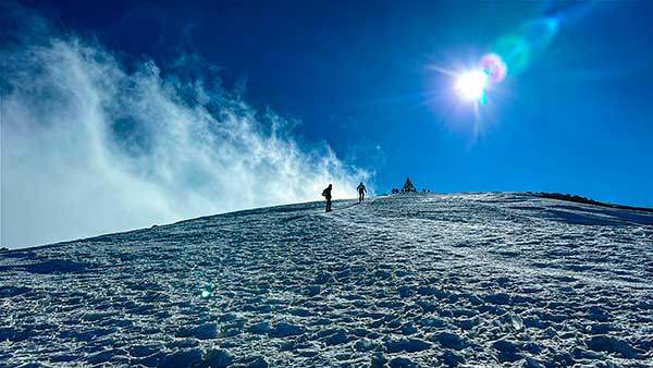 눈으로 덮인 투브칼 정상을 향해 오르는 길은 경사도가 무척 심해서 등로는 지그재그로 이어져 있었다.