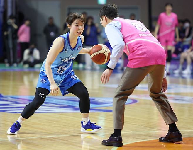 7일 충남 아산시 이순신체육관에서 열린 2023~2024 여자프로농구 올스타 페스티벌 핑크스타 대 블루스타의 경기, 블루스타 허예은이 핑크스타 김완수 감독을 상대로 돌파를 시도하고 있다. 뉴시스