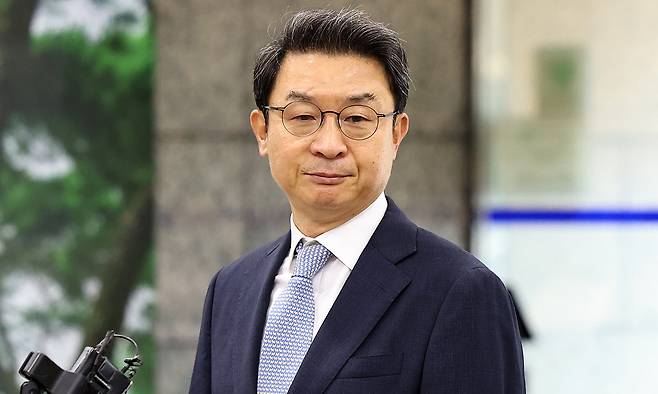 이억원 금융위원장 후보자가 지난 14일 서울 중구 예금보험공사에 차려진 인사청문회 준비 사무실로 첫 출근하며 기자들의 질문을 듣고 있다. 뉴시스
