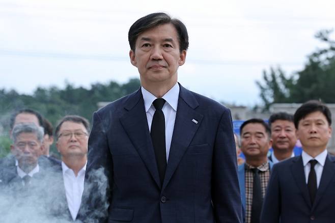 조국혁신당 조국 혁신정책연구원장이 26일 광주 북구 국립5·18민주묘지를 찾아 참배하고 있다. 2025.8.26 연합뉴스