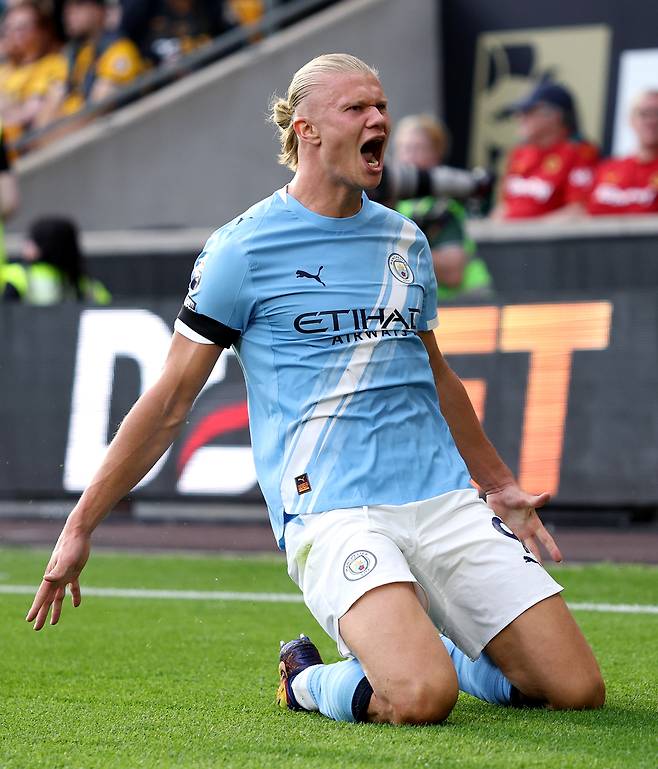 엘링 홀란이 지난 16일 프리미어리그 개막전에서 골을 넣은 뒤 세리머니를 하고 있다. 게티이미지