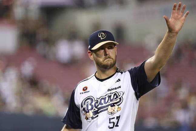 두산 콜어빈이 24일 잠실 KT전에서 팬들에게 인사하고 있다. /사진=두산 베어스 제공