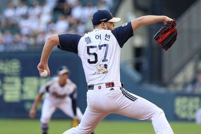 두산 콜어빈이 24일 잠실 KT전에서 투구하고 있다. /사진=두산 베어스 제공