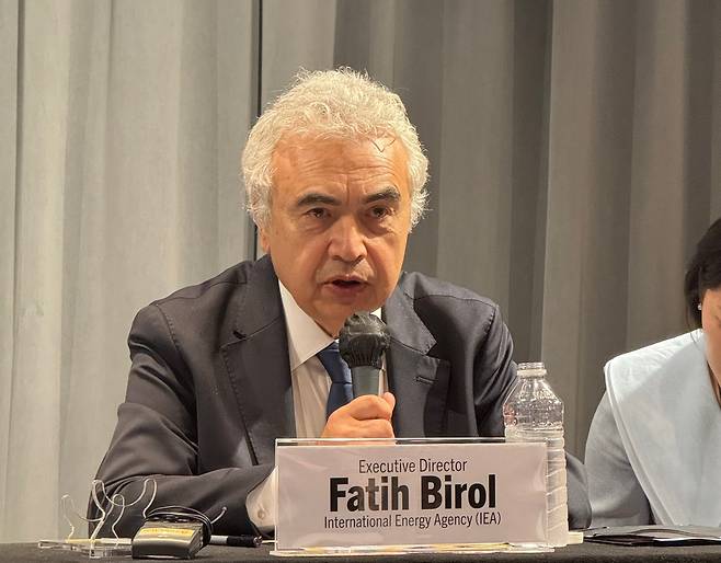 기자회견 하는 파티 비롤 국제에너지기구(IEA) 사무총장 (부산=연합뉴스) 김동규 기자 = 27일 부산 파라다이스호텔에서 열린 공동 기자회견에서 파티 비롤 국제에너지기구(IEA) 사무총장이 발언하고 있다. dkkim@yna.co.kr (끝)