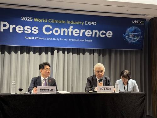 기자회견 하는 파티 비롤 국제에너지기구(IEA) 사무총장 (부산=연합뉴스) 김동규 기자 = 27일 부산 파라다이스호텔에서 열린 공동 기자회견에서 파티 비롤 국제에너지기구(IEA) 사무총장이 발언하고 있다. dkkim@yna.co.kr (끝)