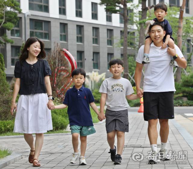 아들 셋을 키우는 배준석·김지연 부부가 첫째 주혁(왼쪽 세번째), 둘째 주호(왼쪽 두번쨰째, 셋째 주환과 함께 산책하며 웃음꽃을 피우고 있다. 정운철 기자 woon@imaeil.com