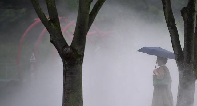 대구 달서구 월광수변공원에서 폭염에 지친 시민들이 쿨링포그 맞으며 더위를 식히고 있다. 대구일보 DB