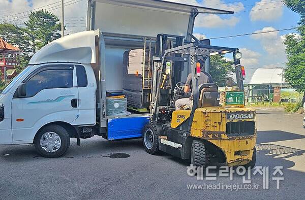 디젤지게차를 전기지게차로 개조하면서 소음과 기름 걱정이 사라져 이용자들의 호응을 얻고 있다. 사진=제주특별자치도