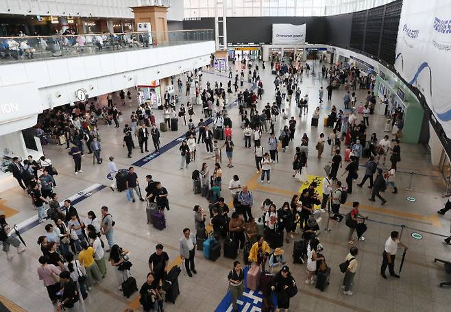 붐비는 서울역 전경. (사진=이데일리 김태형 기자)