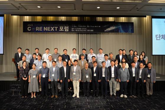 부산 웨스틴 조선호텔 그랜드볼룸에서 열린 'CORE-NEXT 2025 기초과학연구역량강화사업 협의회'에서 각 대학 핵심연구센터장들과 교육부 채홍준 학술연구정책과장 등 관계자들이 기념 촬영을 하고 있다. 〈사진=기초과학 연구역량 강화사업 협의회〉